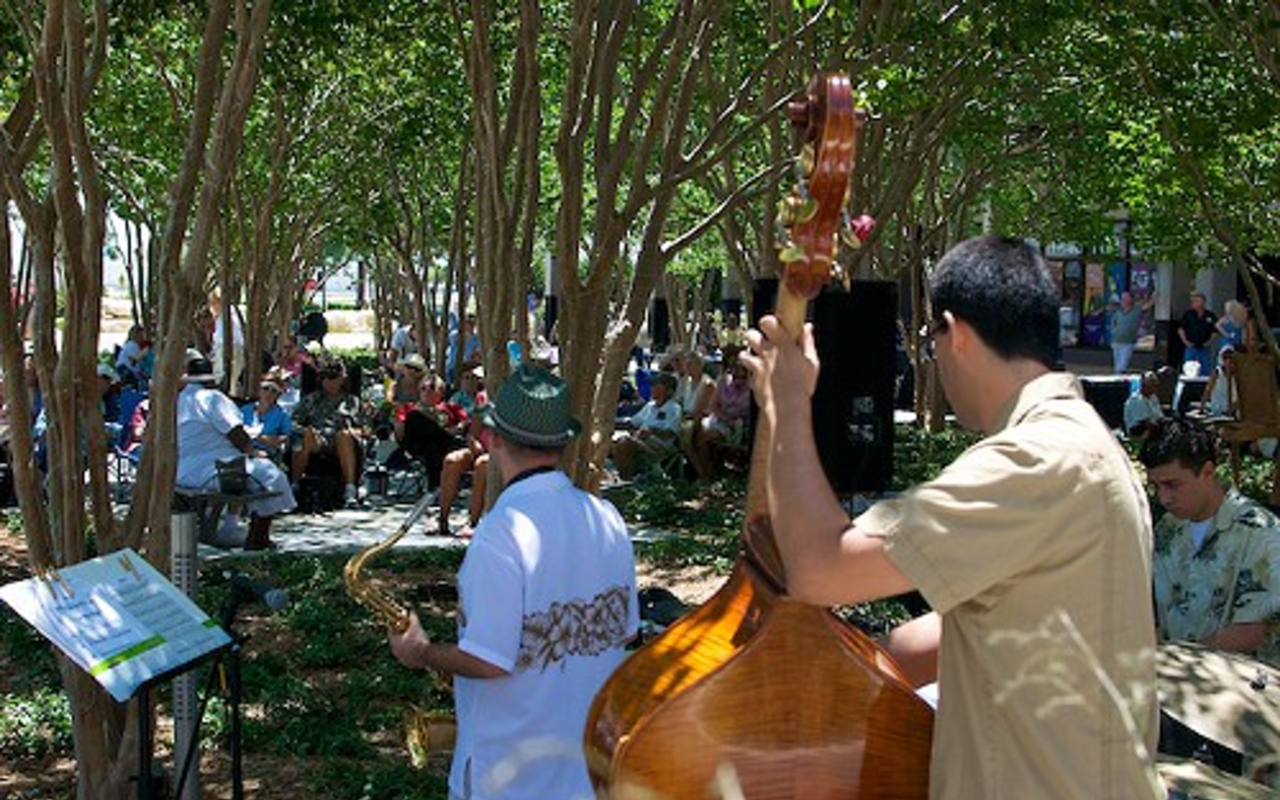 O Som Do Jazz entertains crowds on the plaza