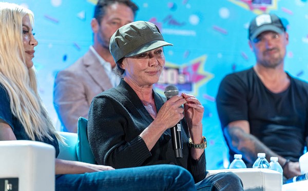 During a heartfelt panel with the stars of "Beverly Hills 90210," actress Shannen Doherty teared up when the audience gave her a standing ovation.