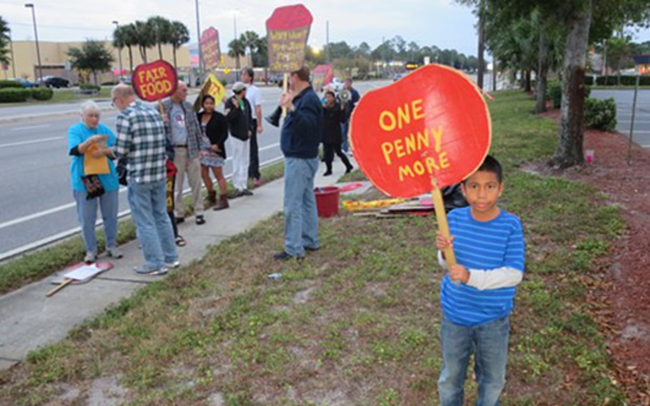 Protesters demonstrate outside a Tampa Publix in Nov. 2014.