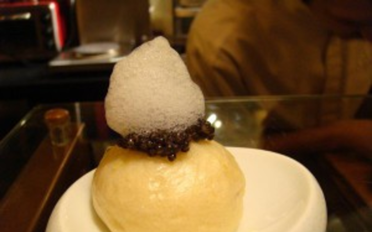 Steamed brioche with caviar and lemon foam