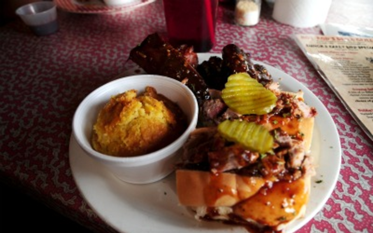 Hot Rod's BBQ and Grill in Lutz: Home of the 15 lb. burger and barbecued "swamp bat"