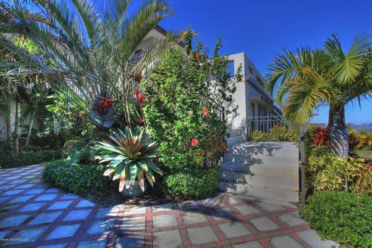 Legendary folk singer Arlo Guthrie is selling his oceanside Florida house