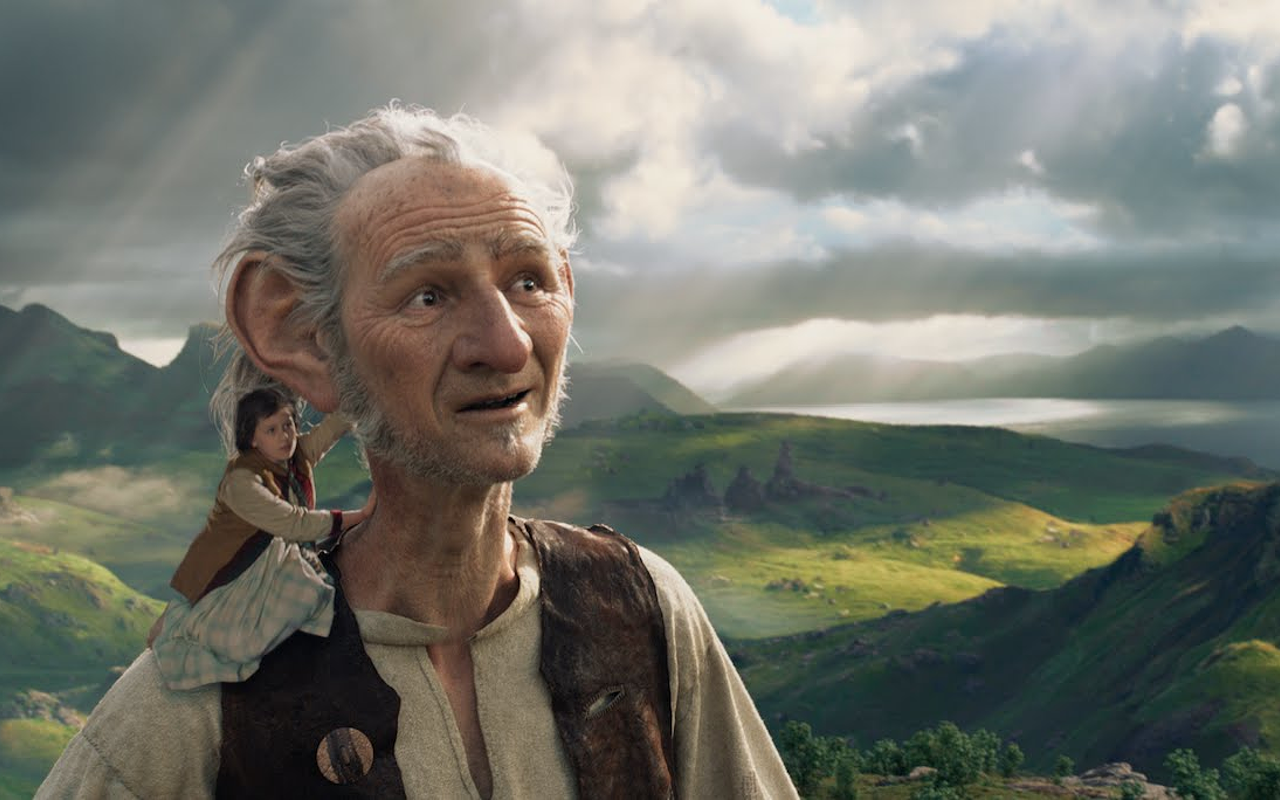 The Giant (Mark Rylance) and Sophie (Ruby Barnhill) in Steven Spielberg's The BFG