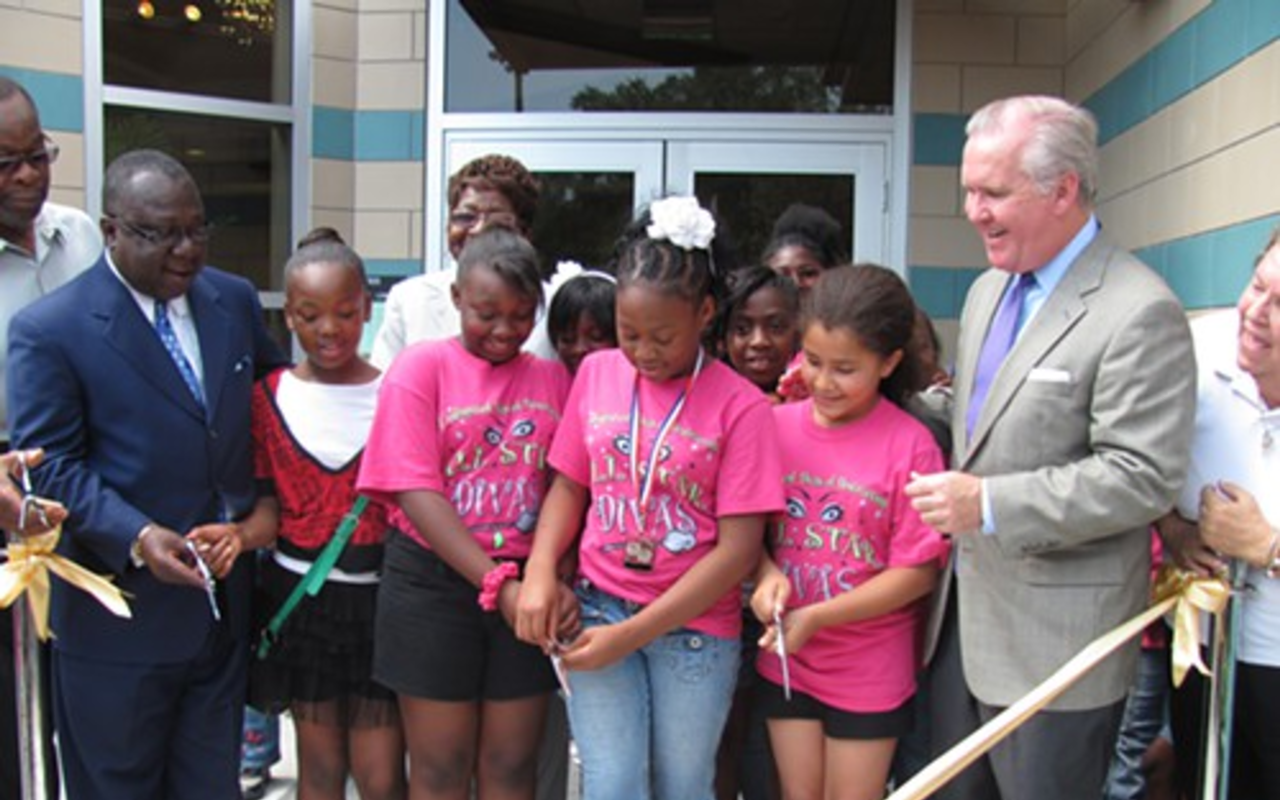 Mayor Bob Buckhorn and Sulphur Springs students join in cutting the ribbon to open the new Springhill Community Center.