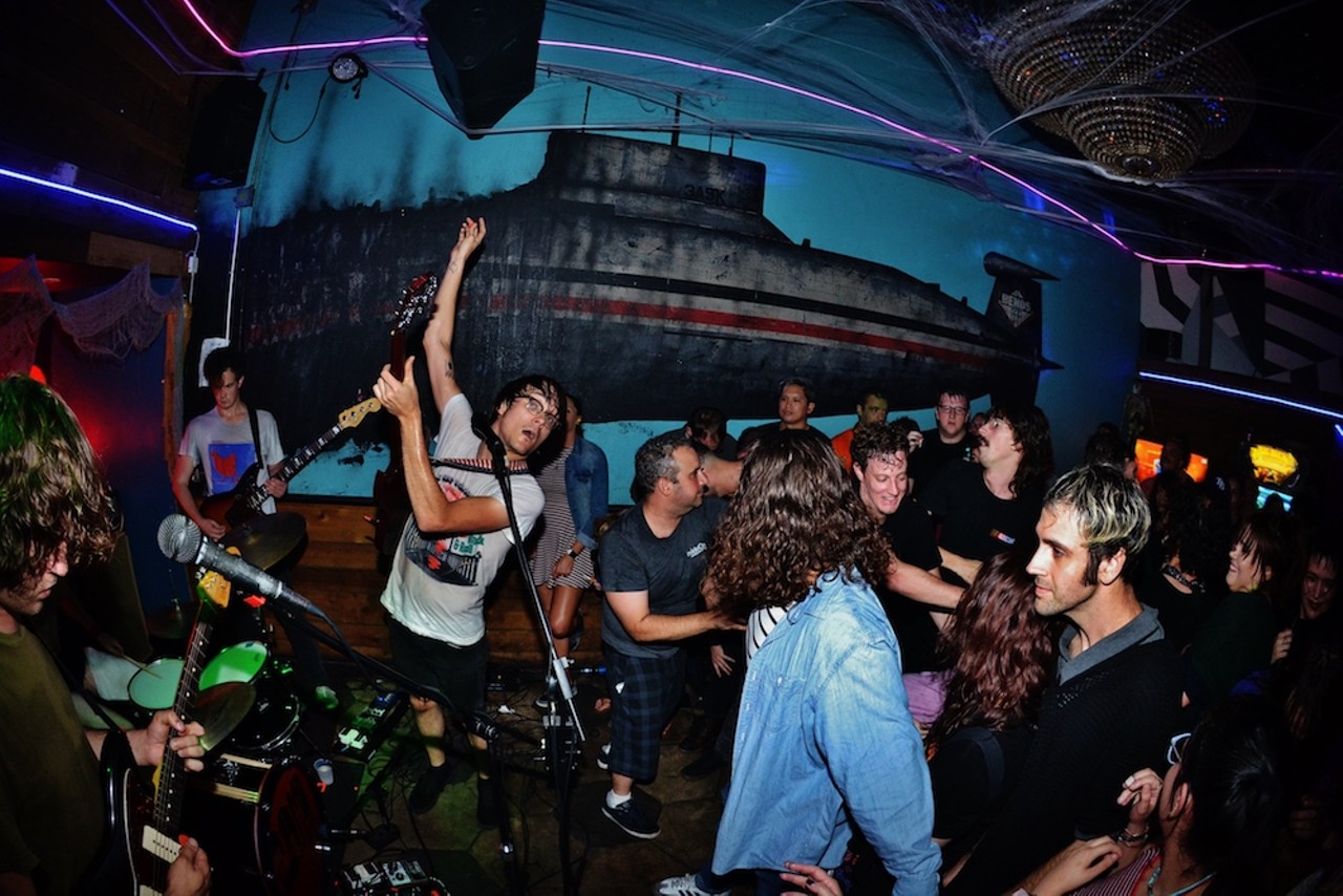 Photos of Frankie and the Witch Fingers playing The Bends in St. Petersburg