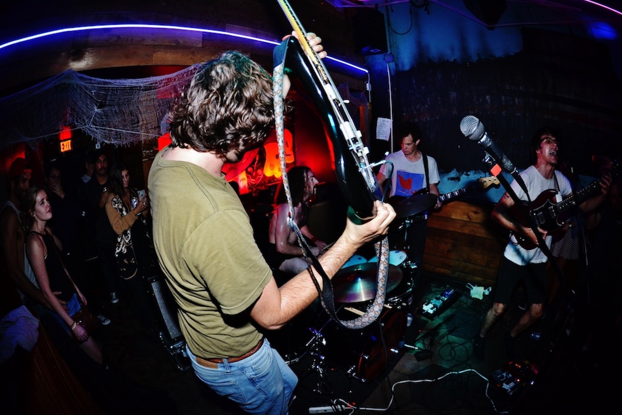 Photos of Frankie and the Witch Fingers playing The Bends in St. Petersburg