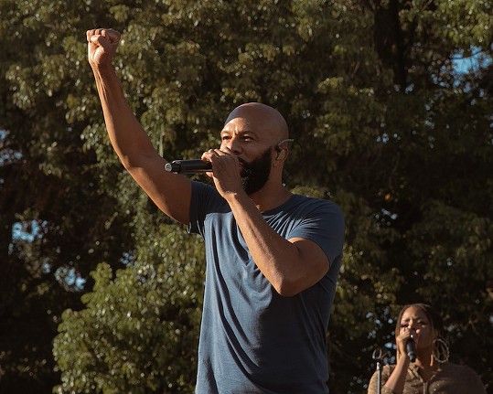 Rapper Common knocks on doors, performs for Tampa volunteers on final day of campaigning