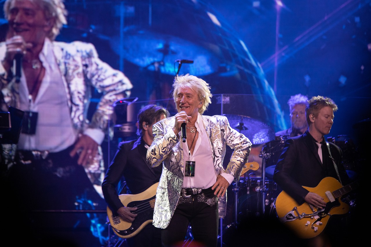 Review: At Tampa Hard Rock, Rod Stewart relishes being on ‘the smallest stage I’ve played on in a long time’