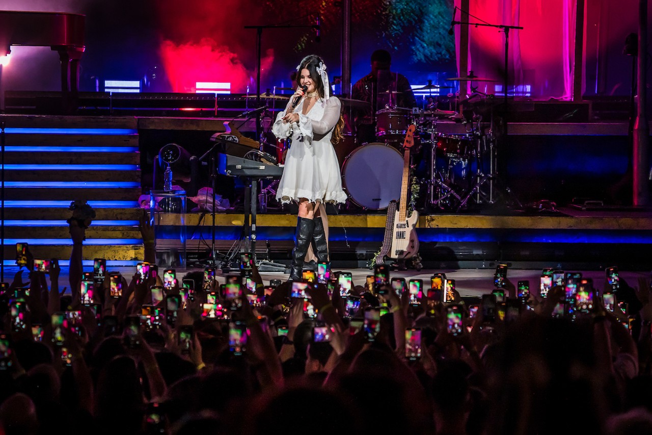 Concert review: Lana Del Rey's dazzling first Tampa show made up