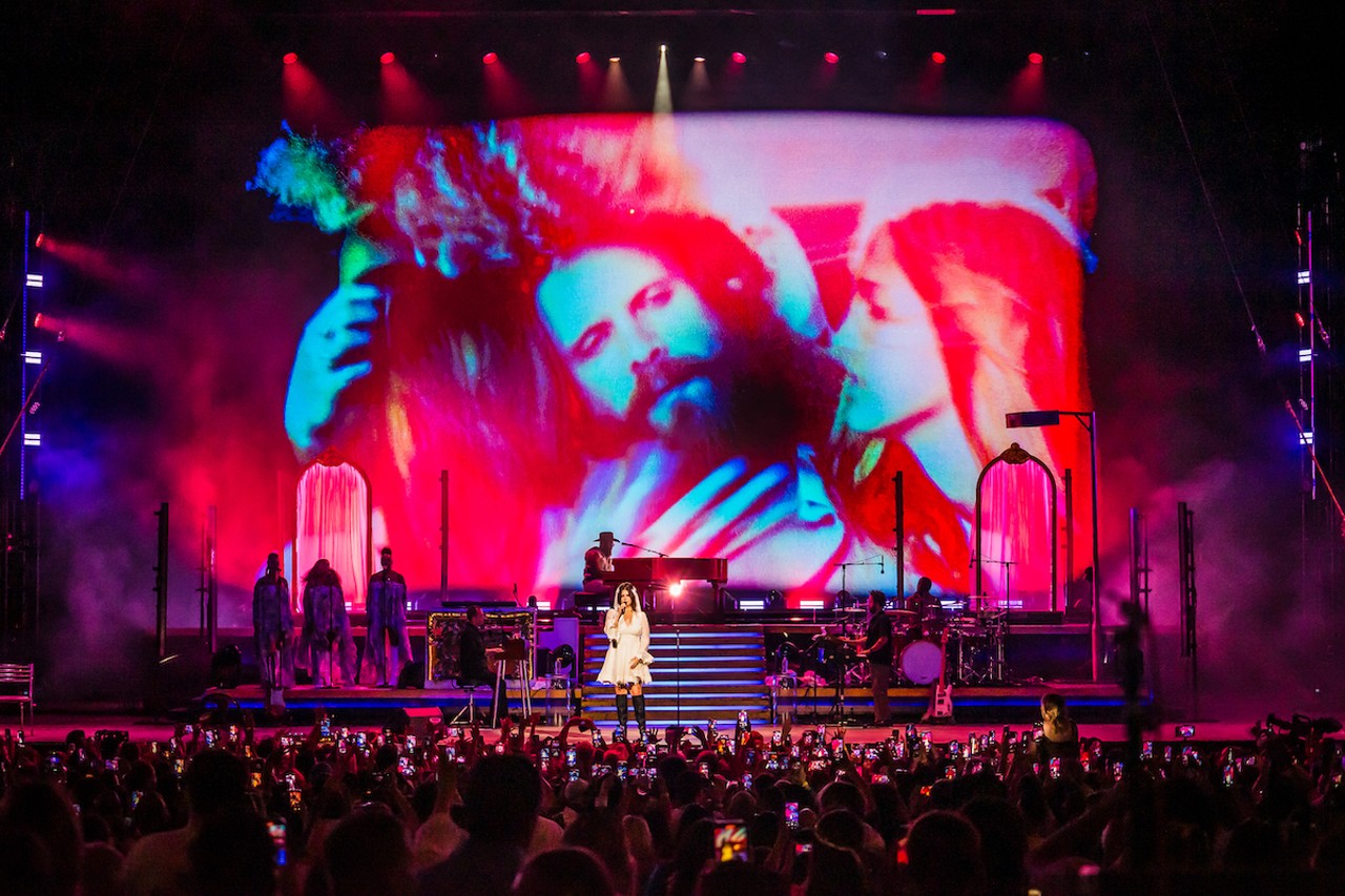 Review: In Tampa debut, Lana Del Rey takes a subtle, yet exhilarating honeymoon with sold-out crowd [PHOTOS]