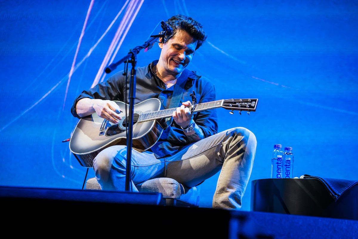 Review John Mayer takes 13,000 Tampa fans on an intimate trip into his