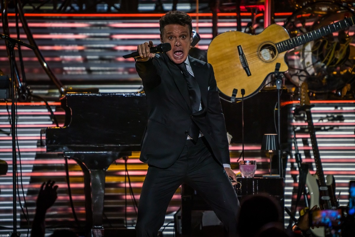 Review Luis Miguel skips crowd interaction in careerspanning, sold