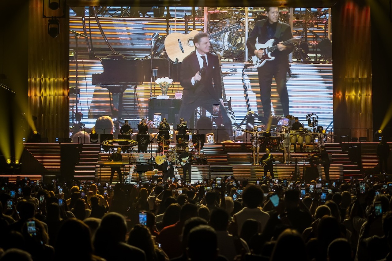 Review: Luis Miguel skips crowd interaction in career-spanning, sold-out, Tampa show [PHOTOS]