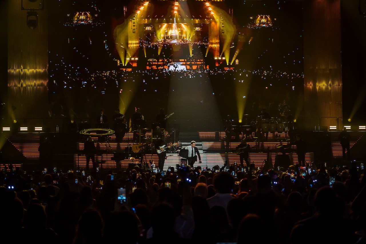 Review: Luis Miguel skips crowd interaction in career-spanning, sold-out, Tampa show [PHOTOS]