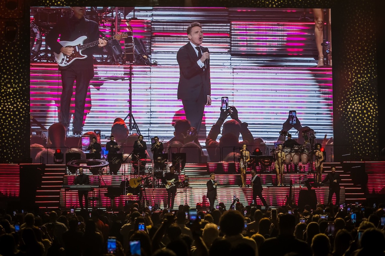 Review: Luis Miguel skips crowd interaction in career-spanning, sold-out, Tampa show [PHOTOS]