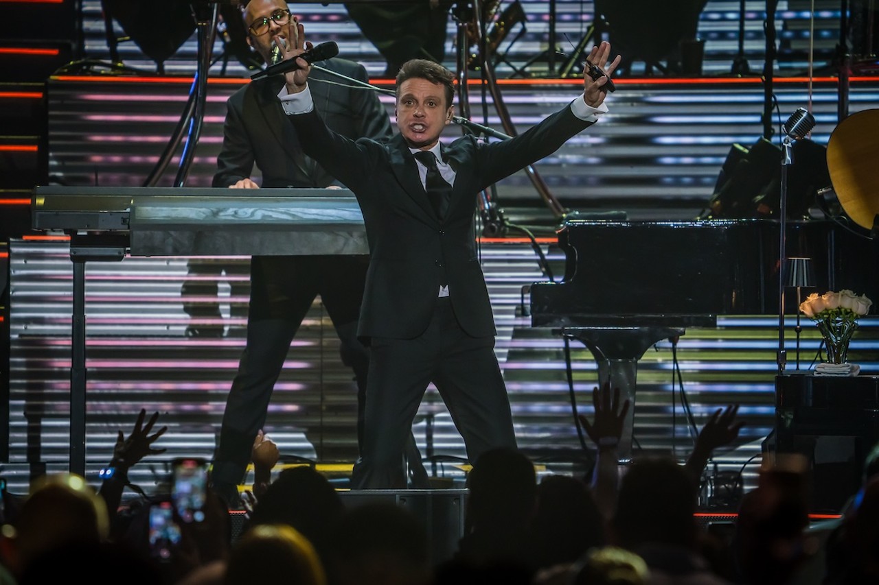 Review: Luis Miguel skips crowd interaction in career-spanning, sold-out, Tampa show [PHOTOS]