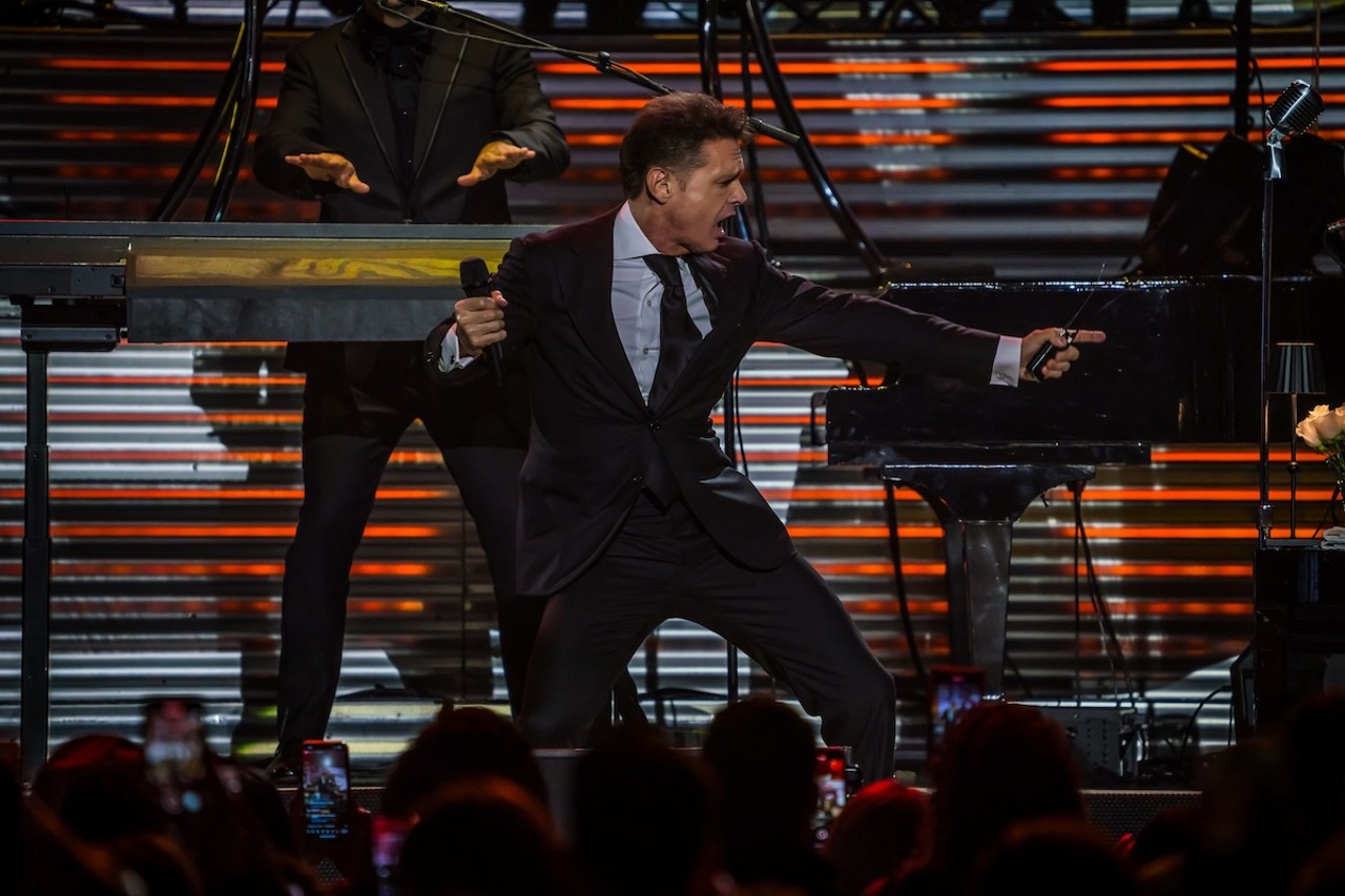 Review: Luis Miguel skips crowd interaction in career-spanning, sold-out, Tampa show [PHOTOS]