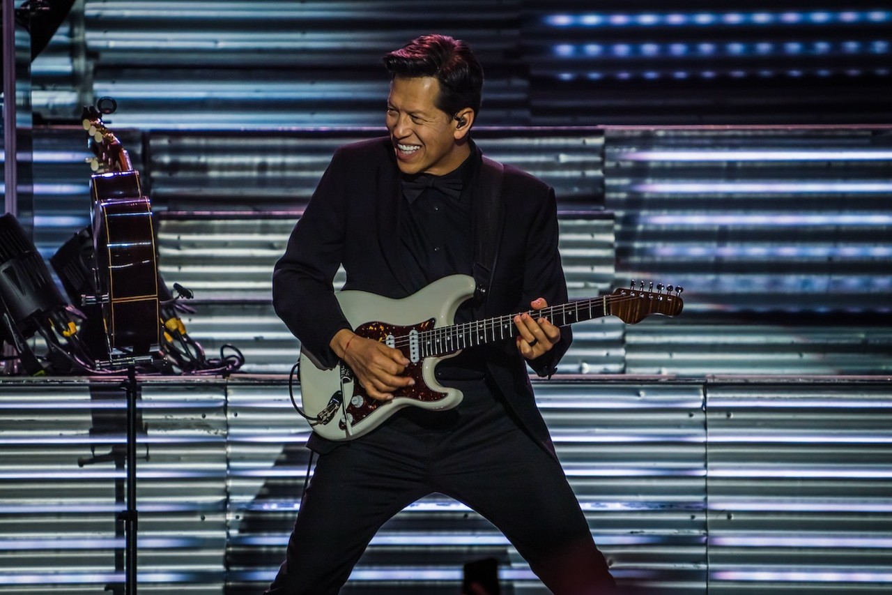 Review: Luis Miguel skips crowd interaction in career-spanning, sold-out, Tampa show [PHOTOS]