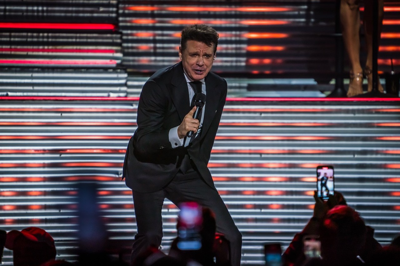 Review: Luis Miguel skips crowd interaction in career-spanning, sold-out, Tampa show [PHOTOS]