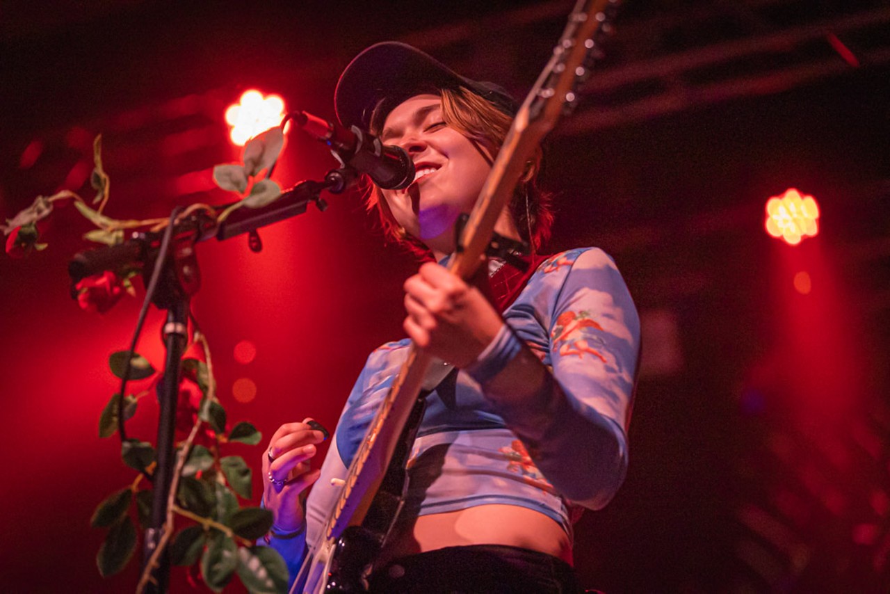 Review: The lights literally go out every time Snail Mail plays Ybor City