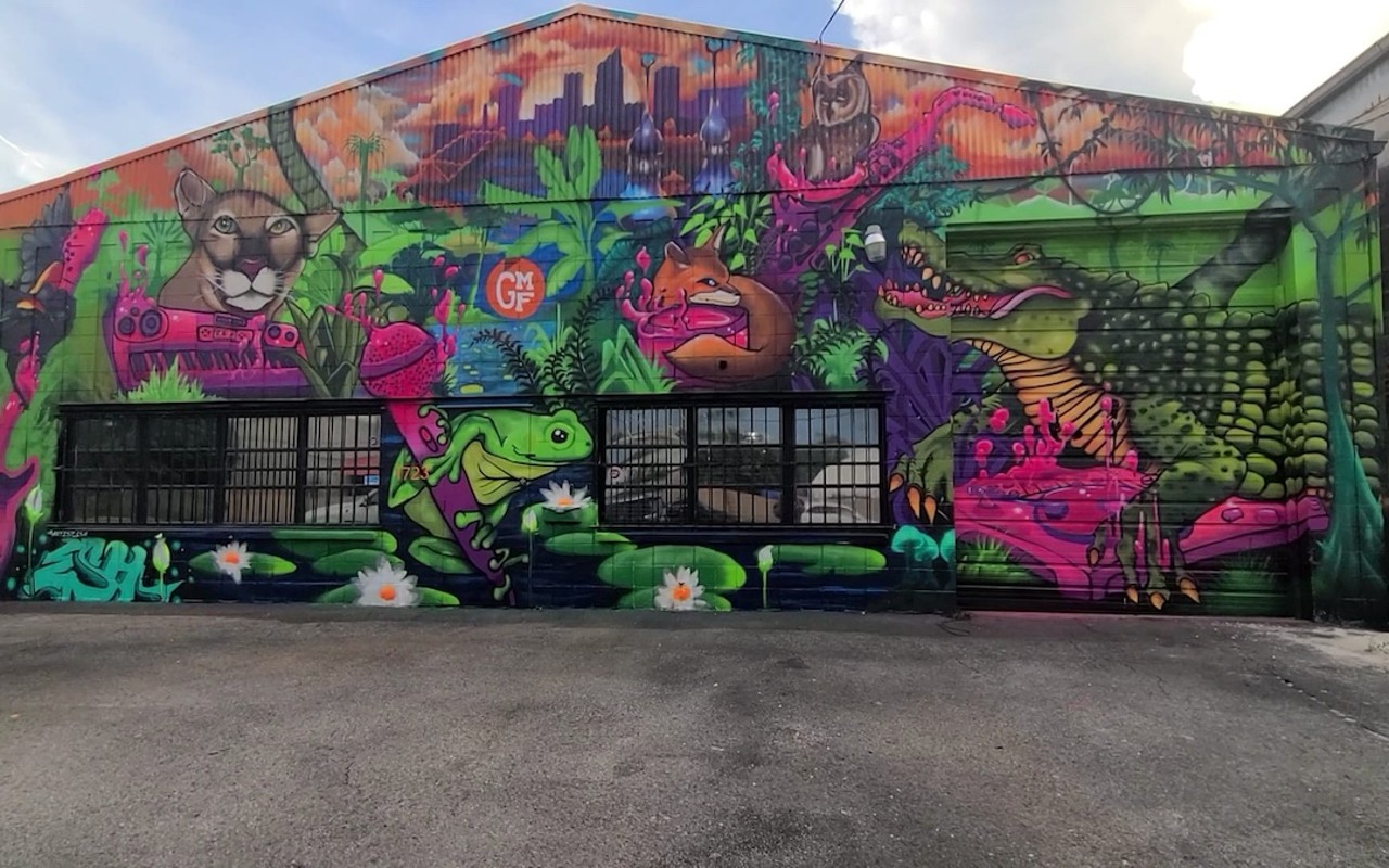 Eric Hornsby’s GMF mural features a red-winged blackbird perched on the neck of a guitar, a Florida panther on keys, a tree frog latched onto a microphone, an owl on sax, a fox on drums, and an alligator working the turntables.