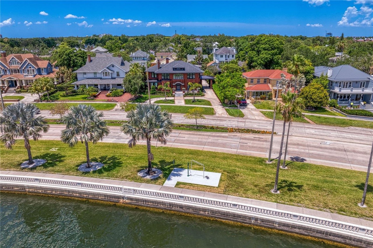 Tampa's historic Gilmer House on Bayshore Boulevard is now for sale