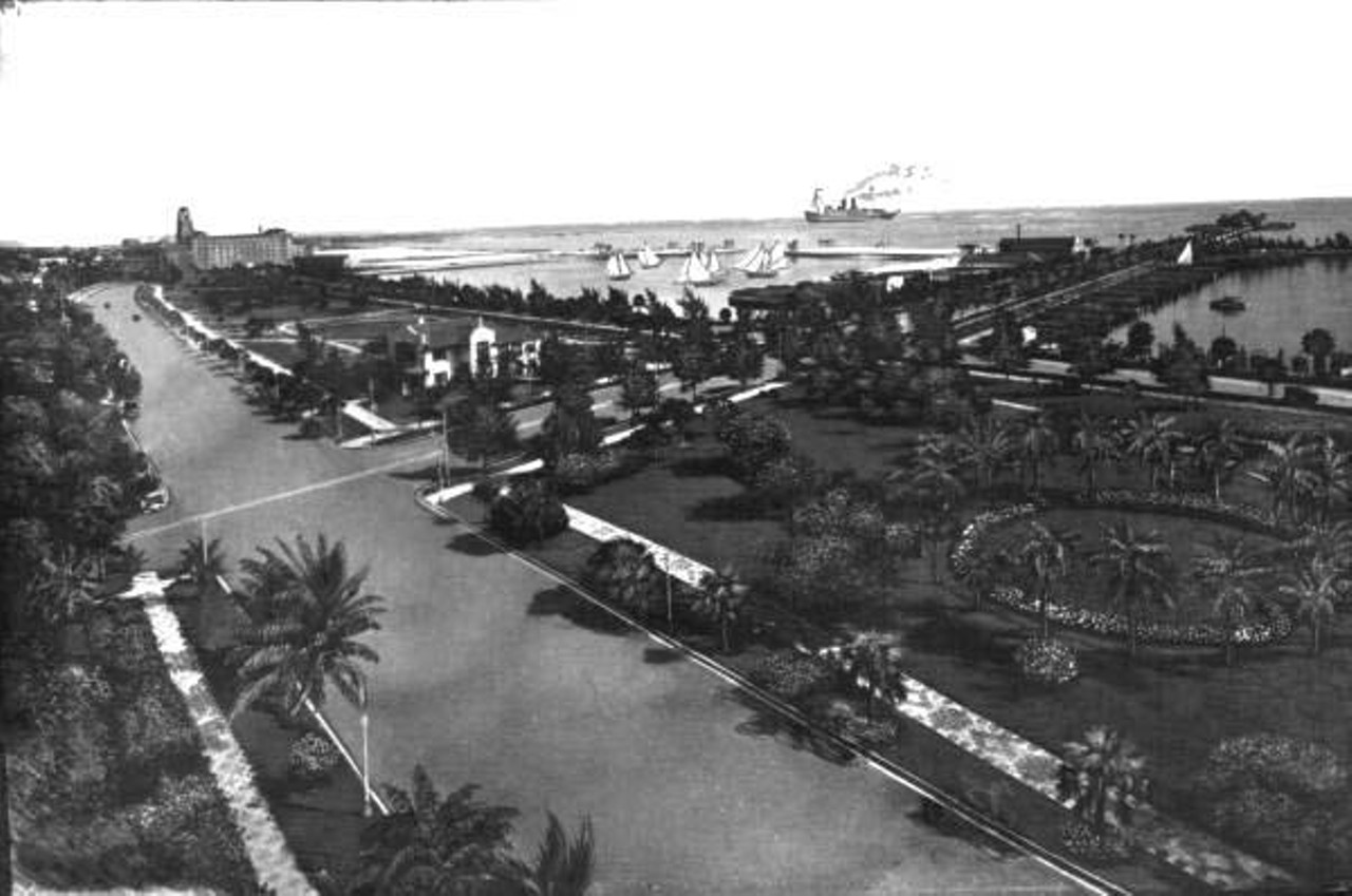 Bird's eye view overlooking Waterfront Park with the Vinoy Park Hotel and Municipal Pier in the background - Saint Petersburg, Florida, circa 1920.