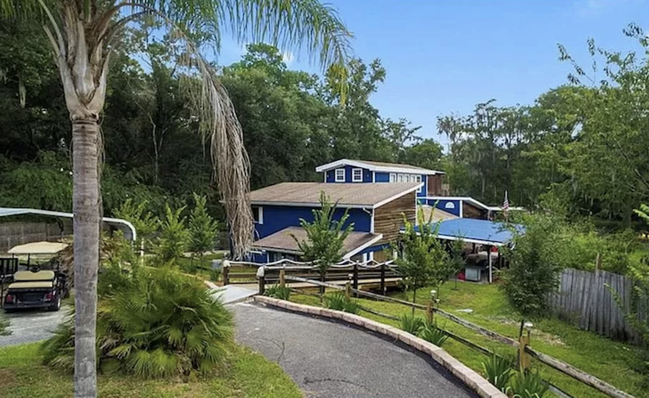 This Florida spring home sleeps 40 and comes with a pile of kayaks and a pontoon boat