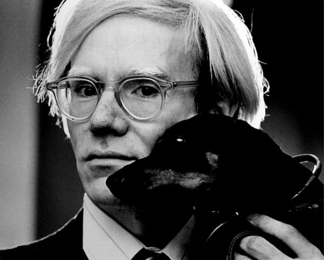 Andy Warhol. - Jack Mitchell [CC BY-SA 4.0-3.0-2.5-2.0-1.0 (https://creativecommons.org/licenses/by-sa/4.0-3.0-2.5-2.0-1.0)], via Wikimedia Commons
