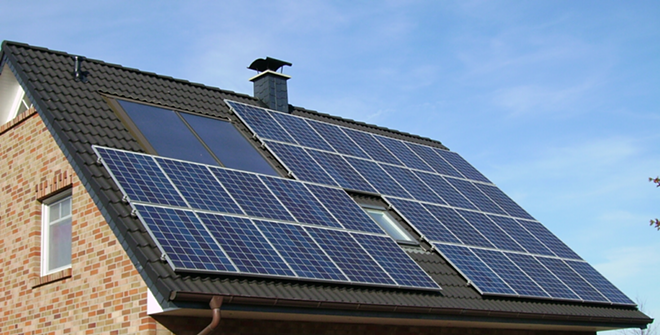UP ON THE ROOF: The Solar Choice amendment has the backing of both environmentalists and Tea Party-ites. - wikimedia commons