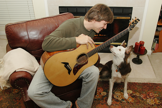 BAREFOOT AND LOVED BY DOGS: Fran Snyder playing a house concert in Dallas, Texas. - Terri Bahun