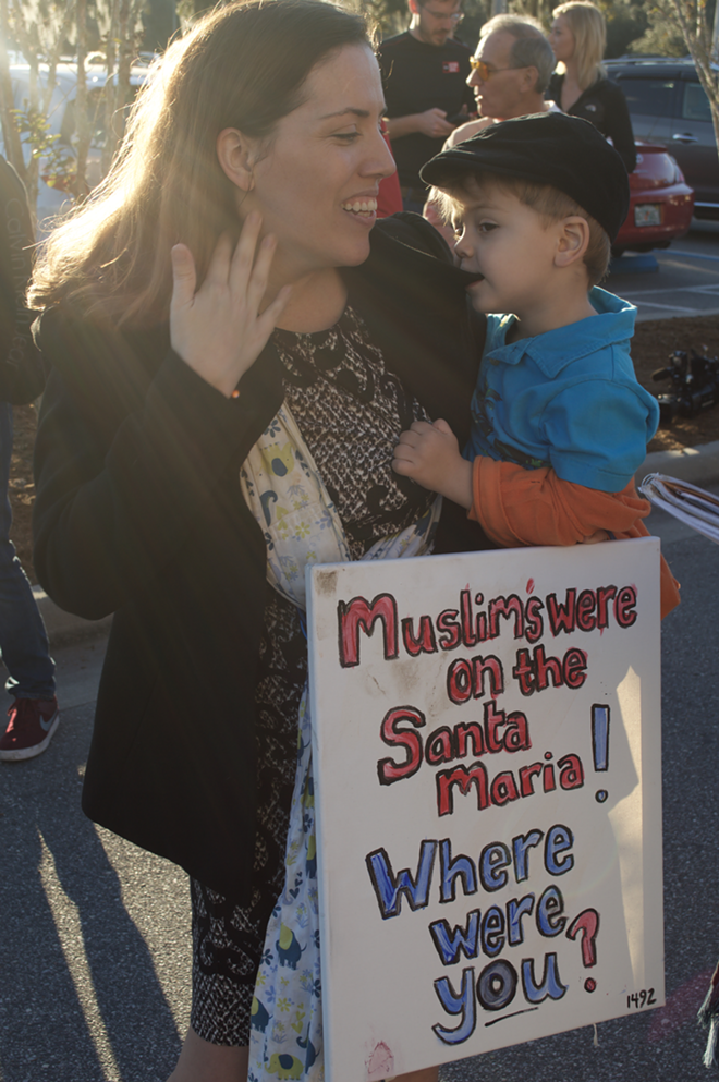 Shannon Evans and her son protesting Trump's Rally - Ainhoa Palacios