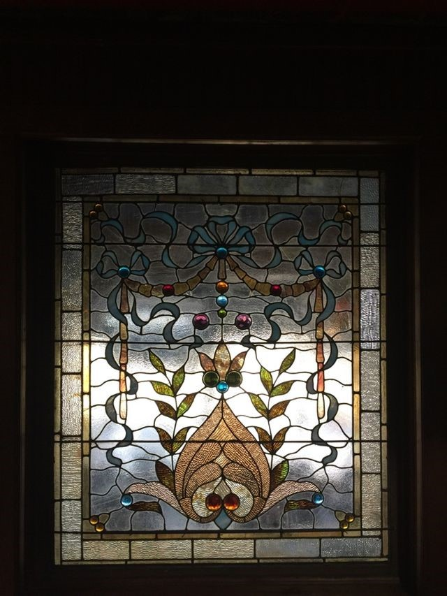 The online auction features a number of stained glass fixtures. - RestaurantEquipment.Bid