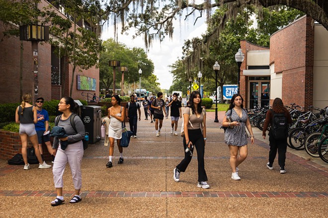 Students walk through Turlington Plaza in-between classes at the University of Florida in Gainesville, Thursday, Sept. 8, 2023. - Photo by Gabriel Velasquez-Neira/Fresh Take Florida