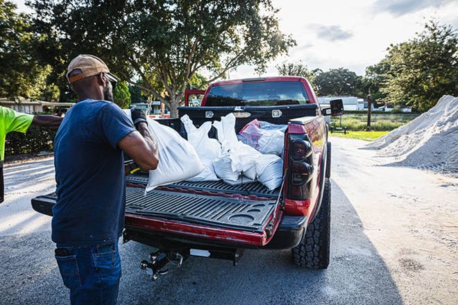 Tampa residents fill sand bags at Al Barnes Park - Photo via Dave Decker