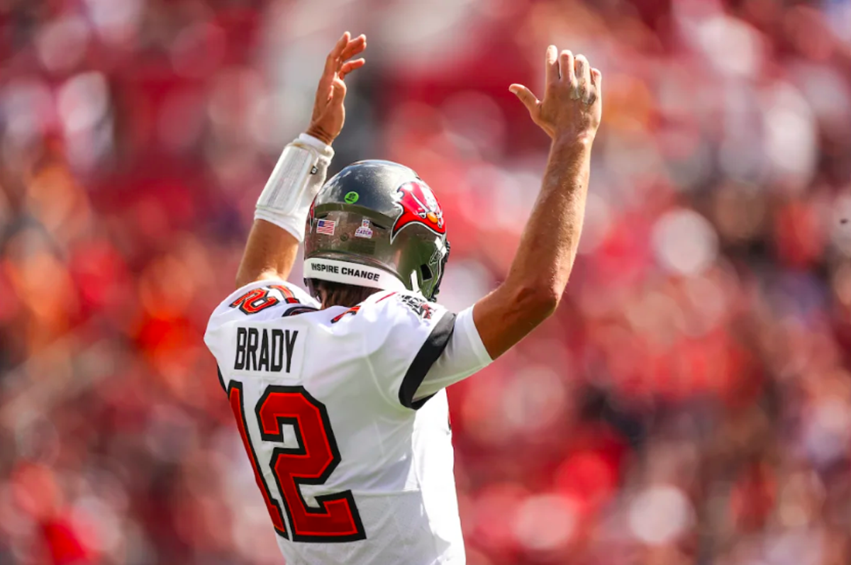 Tom Brady Throws for 351 Yards, Bucs Beat Falcons 21-15