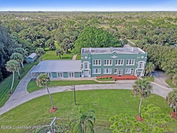 This completely restored Florida schoolhouse from 1927 is now for sale