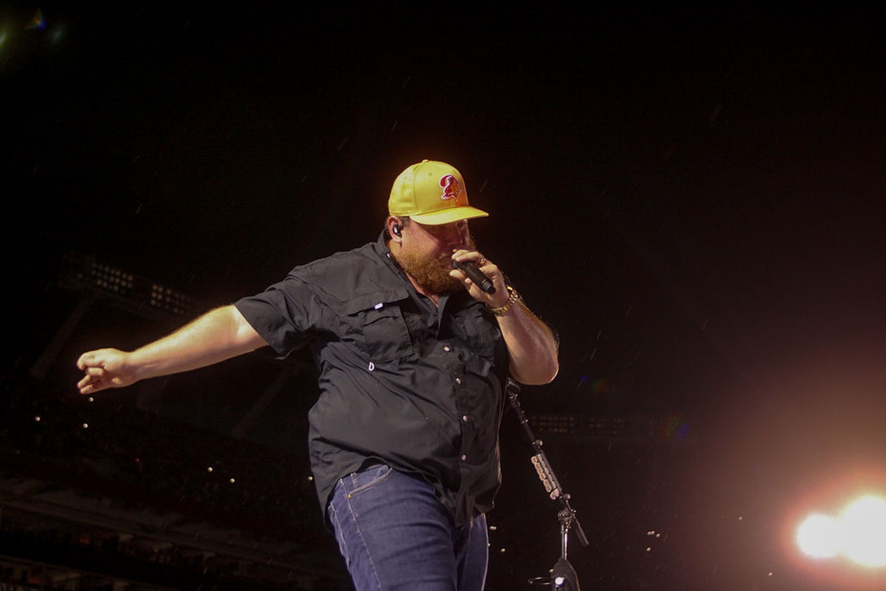 Photos Luke Combs, in a creamsicle Bucs hat, kicks off twonight Tampa