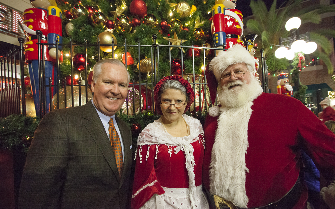 Mayor Bob Buckhorn with Santa and Mrs. Claus after the tree lighting.